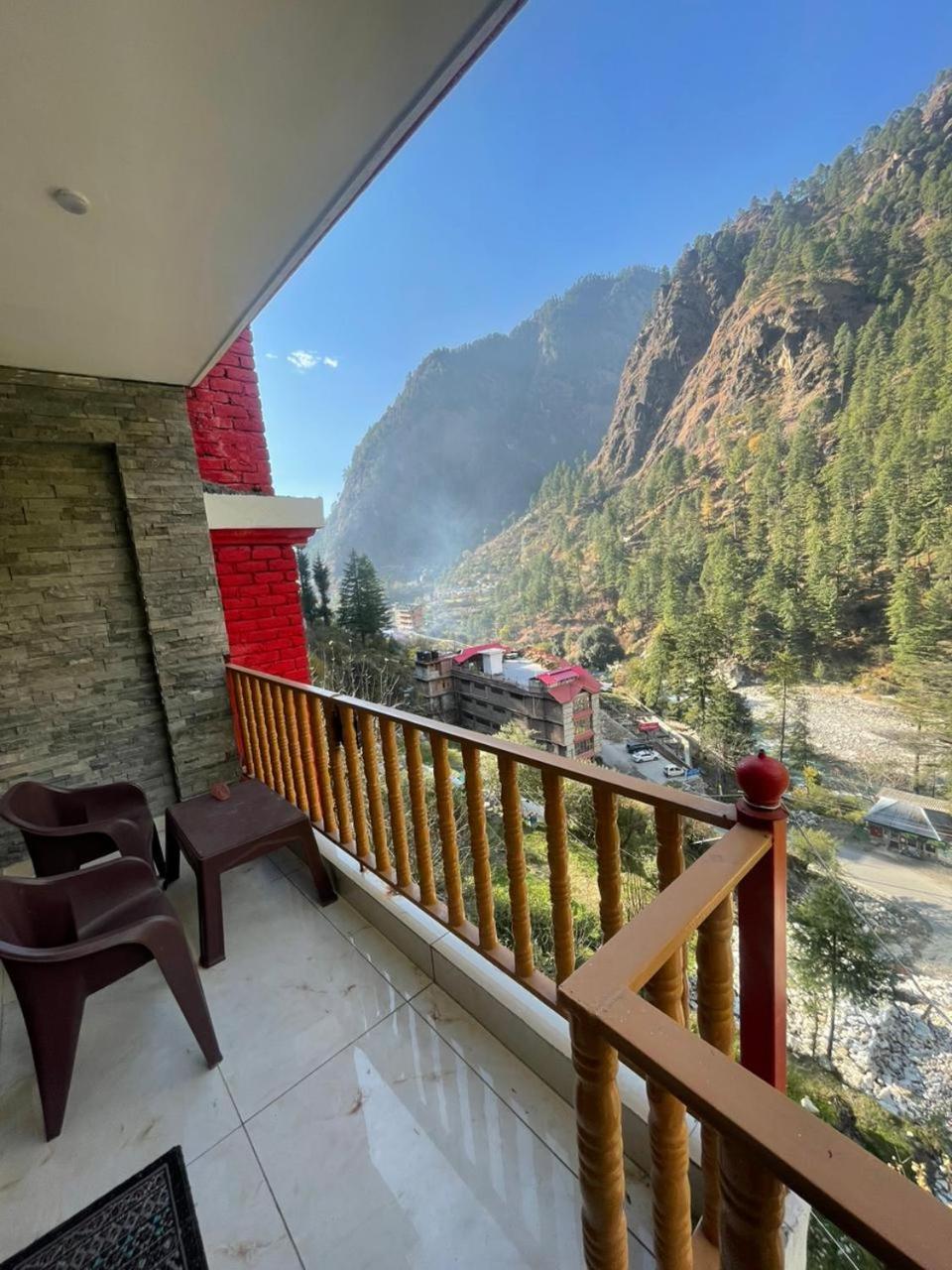 Shangri-La Rooms & Restaurant كاسول المظهر الخارجي الصورة
