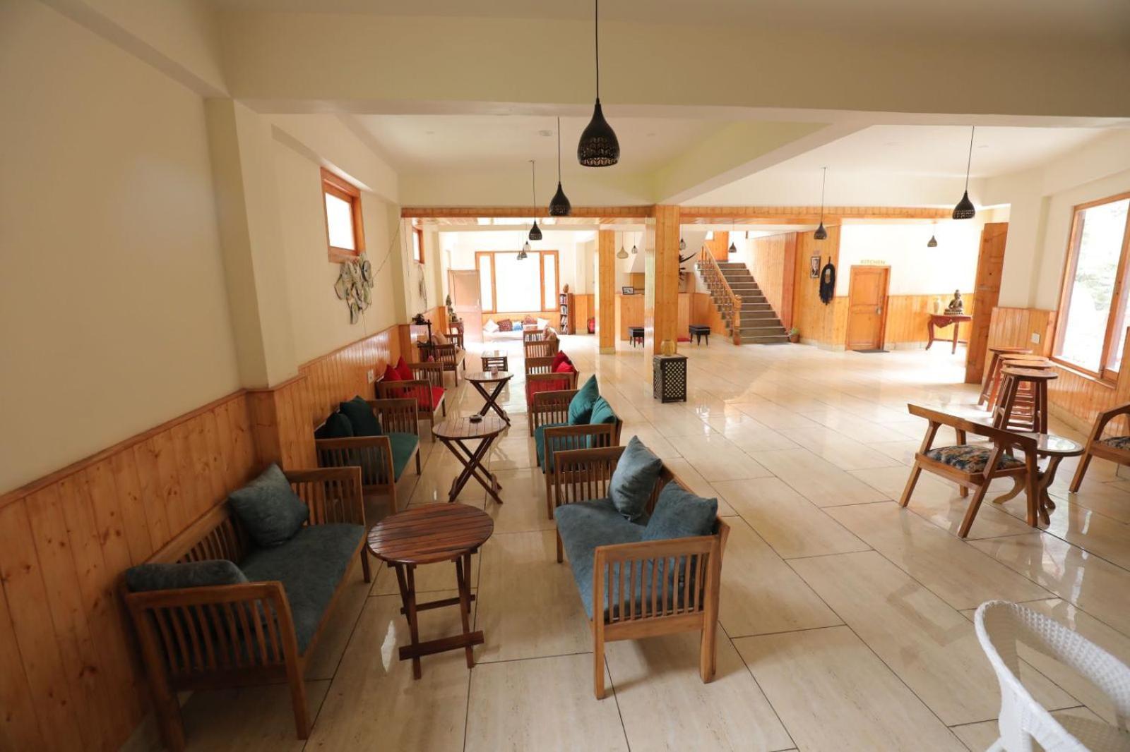 Shangri-La Rooms & Restaurant كاسول المظهر الخارجي الصورة