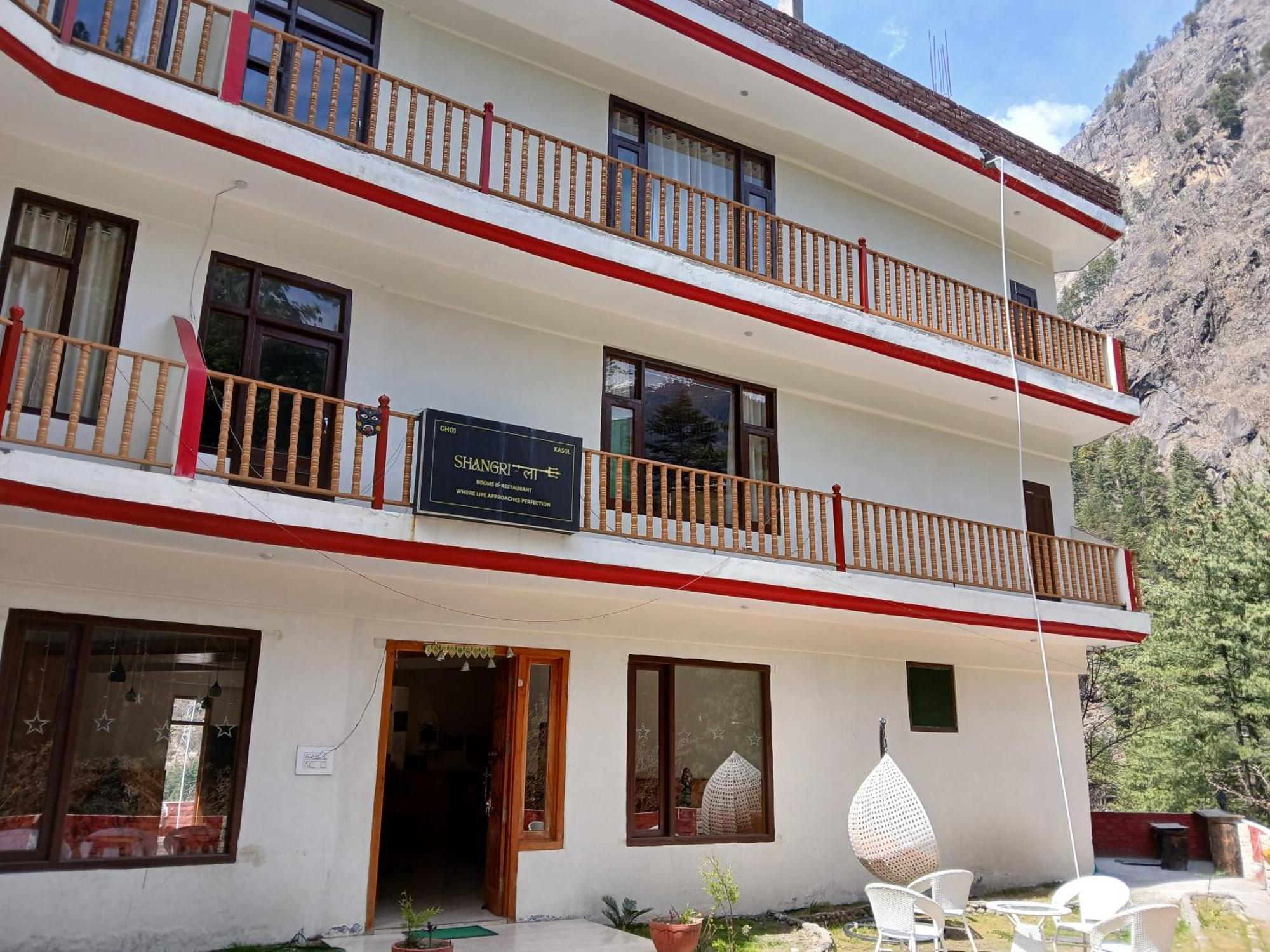 Shangri-La Rooms & Restaurant كاسول المظهر الخارجي الصورة