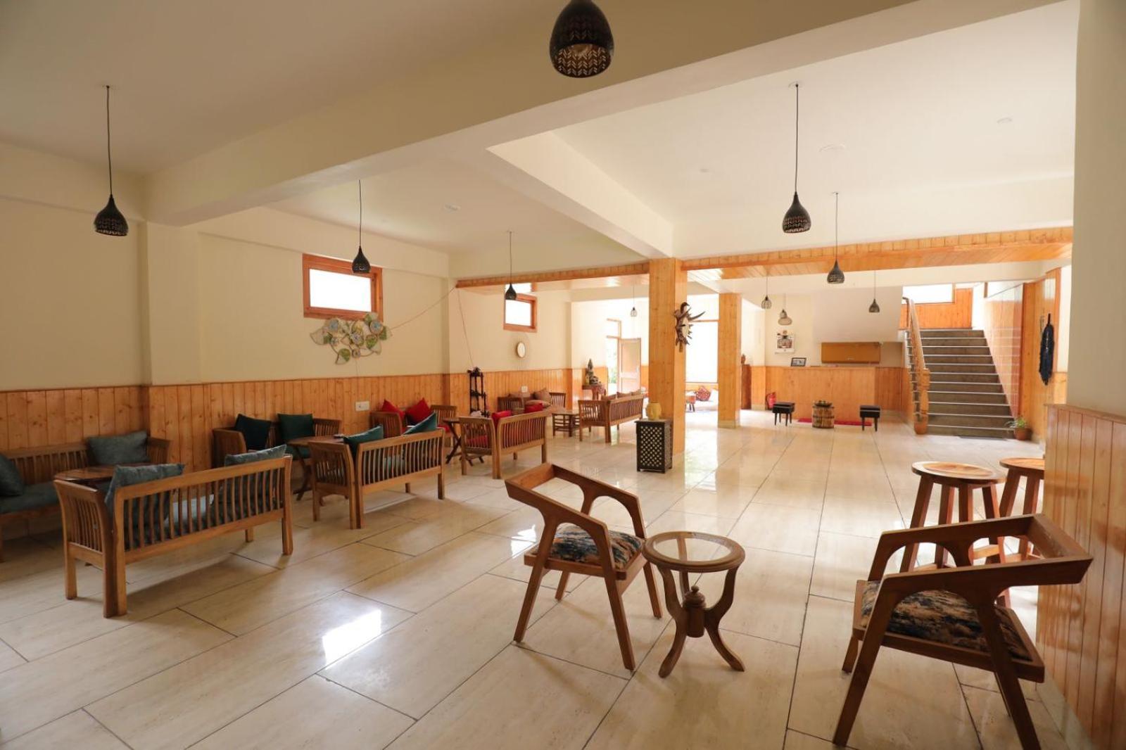 Shangri-La Rooms & Restaurant كاسول المظهر الخارجي الصورة